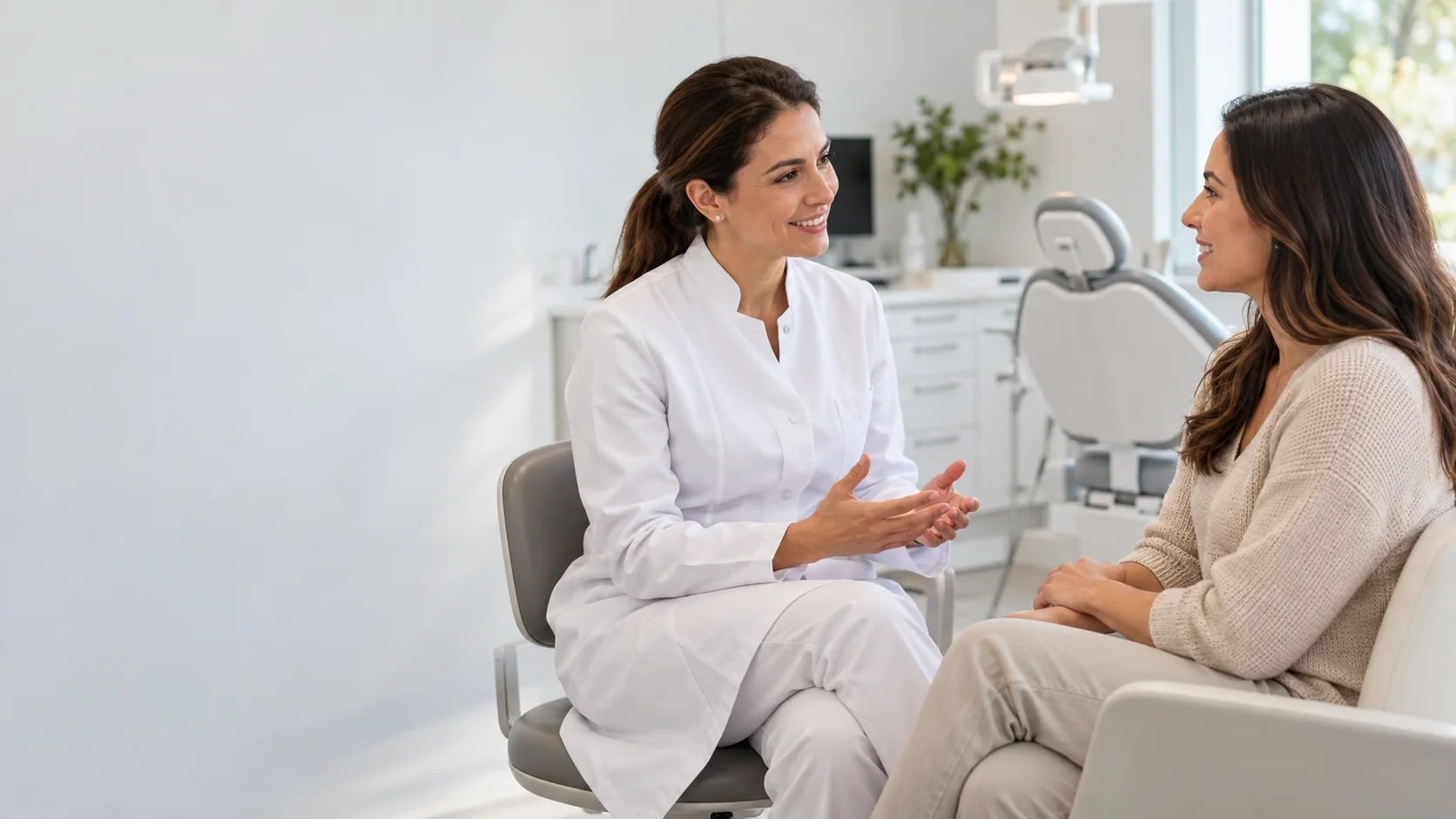 Imagem ilustrativa de uma profissional de odontologia conversando com uma paciente